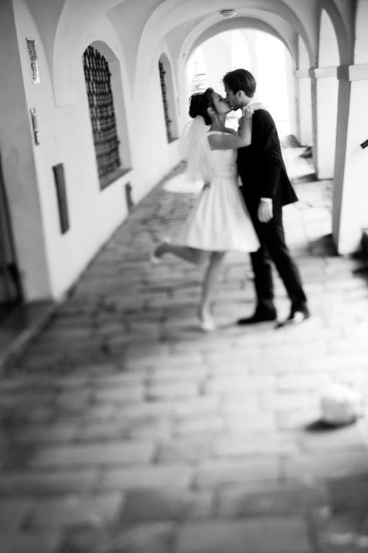 Фотосессия свадебной прогулки - объятия и поцелуи молодоженов