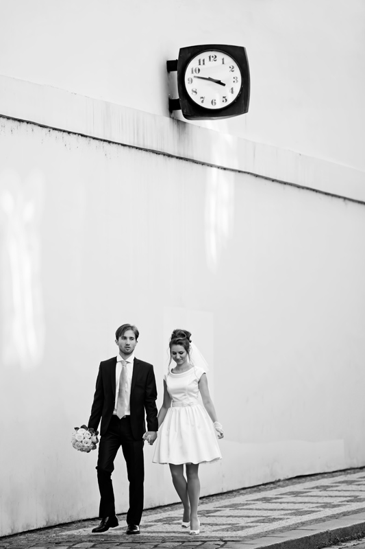 Фотосессия в свадебных костюмах Прага под часами