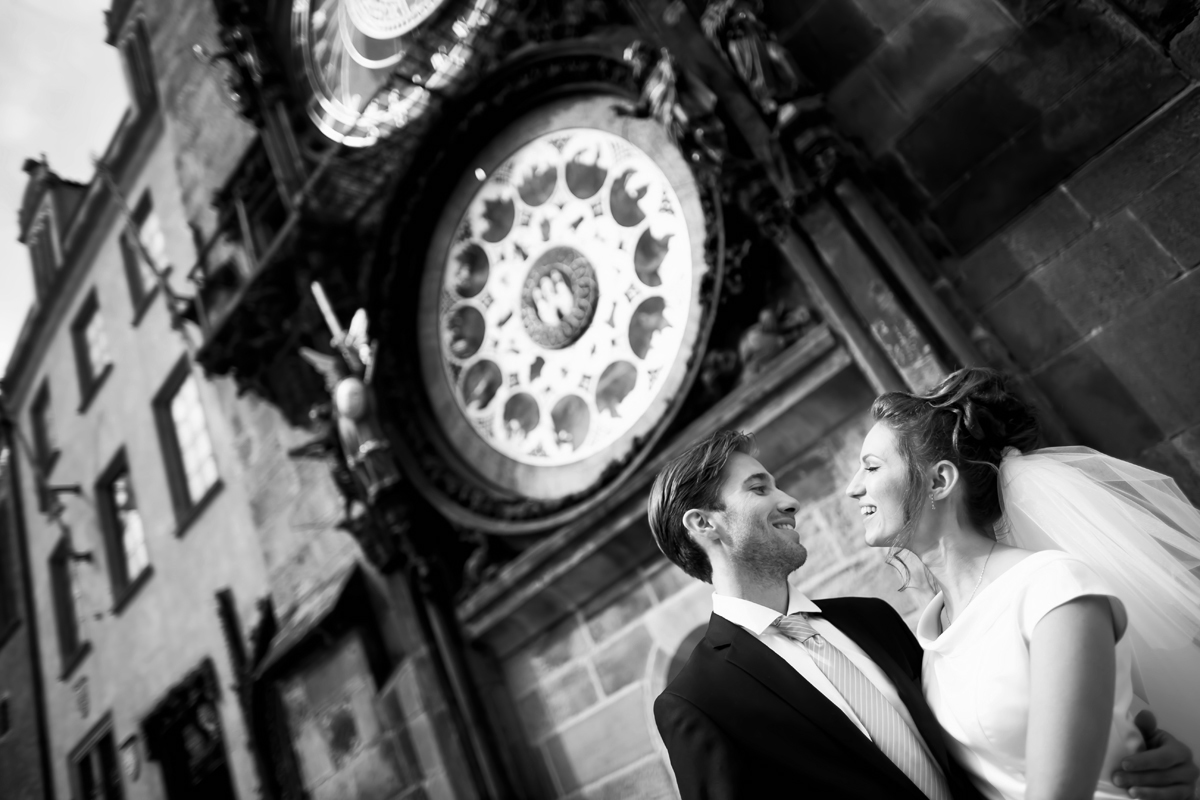 Свадебное фото под знаменитымии астрономическими часами в праге